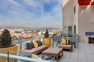 a balcony with couches and a view of a city at Luxury Residence Loft 3 Beds with Pool and Gym in Los Angeles