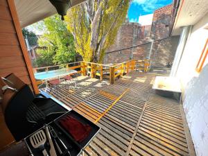 Balkón nebo terasa v ubytování Incredible Downtown Duplex with Interior Backyard