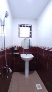 y baño con lavabo y espejo. en The Penggawa Homestay - 3 comfortable bedrooms en Johor Bahru