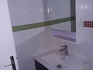 Baño blanco con lavabo y espejo en Studio Villard-de-Lans, 1 pièce, 2 personnes - FR-1-689-109, en Villard-de-Lans
