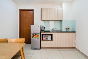 eine Küche mit Kühlschrank und Spüle in der Unterkunft AVIVA RESIDENCES in Thuan An