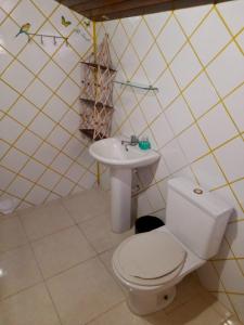 un baño con inodoro y lavabo en Caraguá Sol e Mar 1, en Caraguatatuba