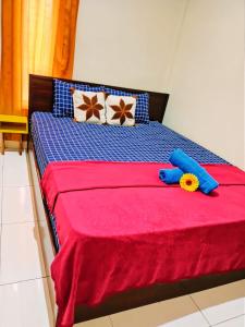Un pat sau paturi într-o cameră la Kinasih Homestay