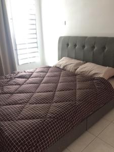 Un pat sau paturi într-o cameră la Rooma Singgah Homestay @ Cherating