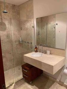 uma casa de banho com um lavatório e um chuveiro em 212 Cartagena Walled City Magical Apt em Cartagena das Índias