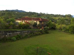 una casa en un campo con un patio en Mágica Casa en el Campo - Ícono de La Cumbre en La Cumbre