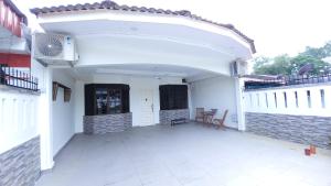 una casa con patio abierto con mesa y sillas en The Penggawa Homestay - 3 comfortable bedrooms, en Johor Bahru