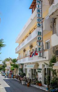 ein Hotel mit einem Schild an der Seite in der Unterkunft Mirtos Hotel in Myrtos