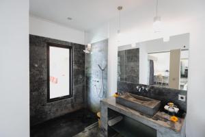 uma casa de banho com um lavatório e um espelho em Indiana Kenanga Boutique Hotel & Spa em Nusa Lembongan