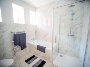 Koupelna v ubytování Luxury Stylish 2-Bedroom Apartment in Prague 6