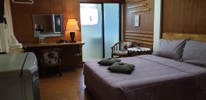 um quarto com uma cama com duas almofadas em Little Guest House Hotel em Chiang Mai