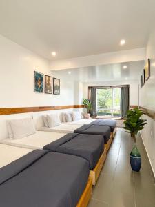 a row of beds in a room at Dalat Topview Homestay in Da Lat
