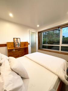 Postel nebo postele na pokoji v ubytování Dalat Topview Homestay