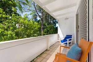 ヌーサヘッズにあるKareela Court 4 Kareela Avenue 14のバルコニー(青い椅子、窓付)