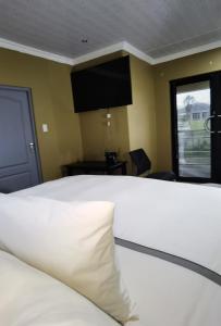 سرير أو أسرّة في غرفة في Fountain Beach House -Ikhaya Loluntu