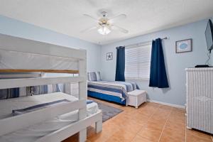 Un dormitorio con dos literas y un ventilador de techo. en Gone Coastal, en Rockport