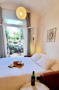 Postel nebo postele na pokoji v ubytování Amazing flat with garden, Vinohrady near center