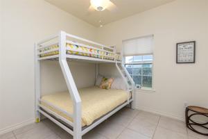 - une chambre avec 2 lits superposés dans l'établissement Mermaid Bay, à Rockport