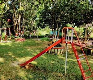 Zona de joacă pentru copii de la Raktokorobi Karu Gram