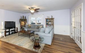 un soggiorno con un divano e un tavolo di Trout Tank a Rockport