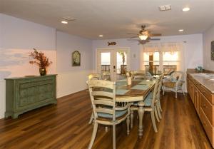 una cucina e una sala da pranzo con tavolo e sedie di Trout Tank a Rockport