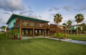 una grande casa con un verde di Trout Tank a Rockport