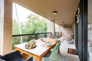 a dining room with a table and chairs on a balcony at Sohana Lifestyle Apartment I Leeven's Home I Kona in Kailua-Kona