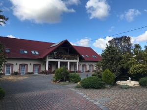 un bâtiment avec un balcon. dans l'établissement Arkadia Gościniec, à Carolinensiel