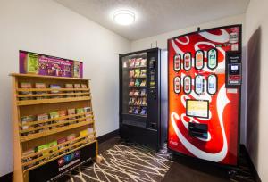 uma máquina de venda automática de coca cola numa sala em Red Roof Inn Lawrenceburg em Lawrenceburg