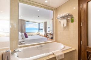 Koupelna v ubytování Rosamia Da Nang Hotel