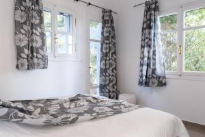 a bedroom with a bed and two windows at RENAISSANCE in Arachova
