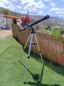 ein Teleskop auf einem Stativ vor einem Zaun in der Unterkunft Casa Elea in San Bartolomé de Tirajana