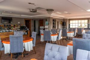 a restaurant with tables and chairs in a room at Residence Hotel By Ketenci in Izmir