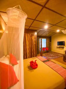 Ombak Dive Resort Perhentian Island في بيرهينتيان: ثوب زواج على سرير في غرفة