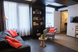een woonkamer met een bank en een stoel bij Hotel Bieze in Borger