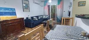 Ruang duduk di Cozy apartment with a private garden in Giza
