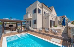 willa z basenem i domem w obiekcie Villa Castagna near the Sea with Private Pool and Sauna w mieście Premantura
