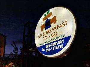 un signal indiquant le meilleur à enfreindre pour aller dans l'établissement Bed & Breakfast To-Co, à Sichon