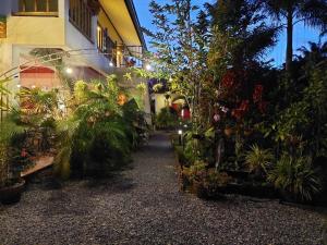 a garden with flowers and plants in front of a building at Bed & Breakfast To-Co in Sichon