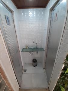un piccolo bagno con lavandino e doccia di Sunset Marambaia a Rio de Janeiro