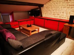 een woonkamer met een bank en een tafel bij Maison familiale de l Abbaye in Clairvaux