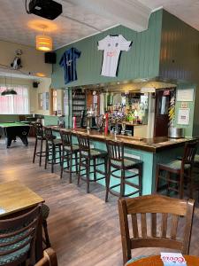 um bar num restaurante com um monte de cadeiras em Shakers Inn em Harwich