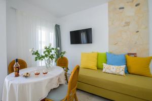 TV a/nebo společenská místnost v ubytování Lucky Suites
