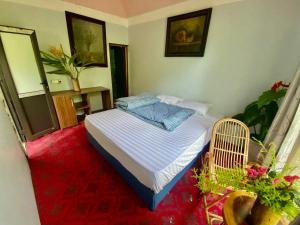 a bedroom with a bed and a red carpet at Homestay Điện Biên- Thung Lũng Hoa Hồng in Diện Biên Phủ
