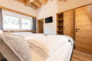 Łóżko lub łóżka w pokoju w obiekcie Apartments am Bichl