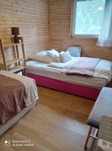 mały pokój z 2 łóżkami i oknem w obiekcie Basiówka nad jeziorem w Boszkowie