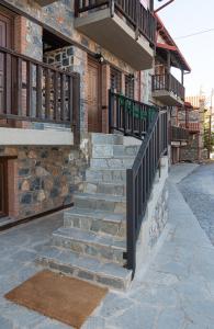 un conjunto de escaleras delante de una casa en Palaios Agios Athanasios Luxury Μaisonette, en Palaios Agios Athanasios