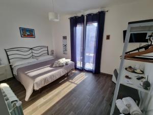 Residenza Tarzanà في باليرمو: غرفة نوم مع سرير وسلّم بطابقين