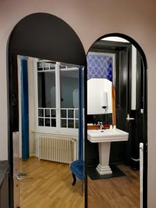 Ett badrum på Chambres d'hôtes La Maison Blanche