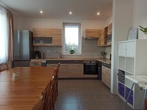 Kuchyň nebo kuchyňský kout v ubytování Holiday House Adrelot